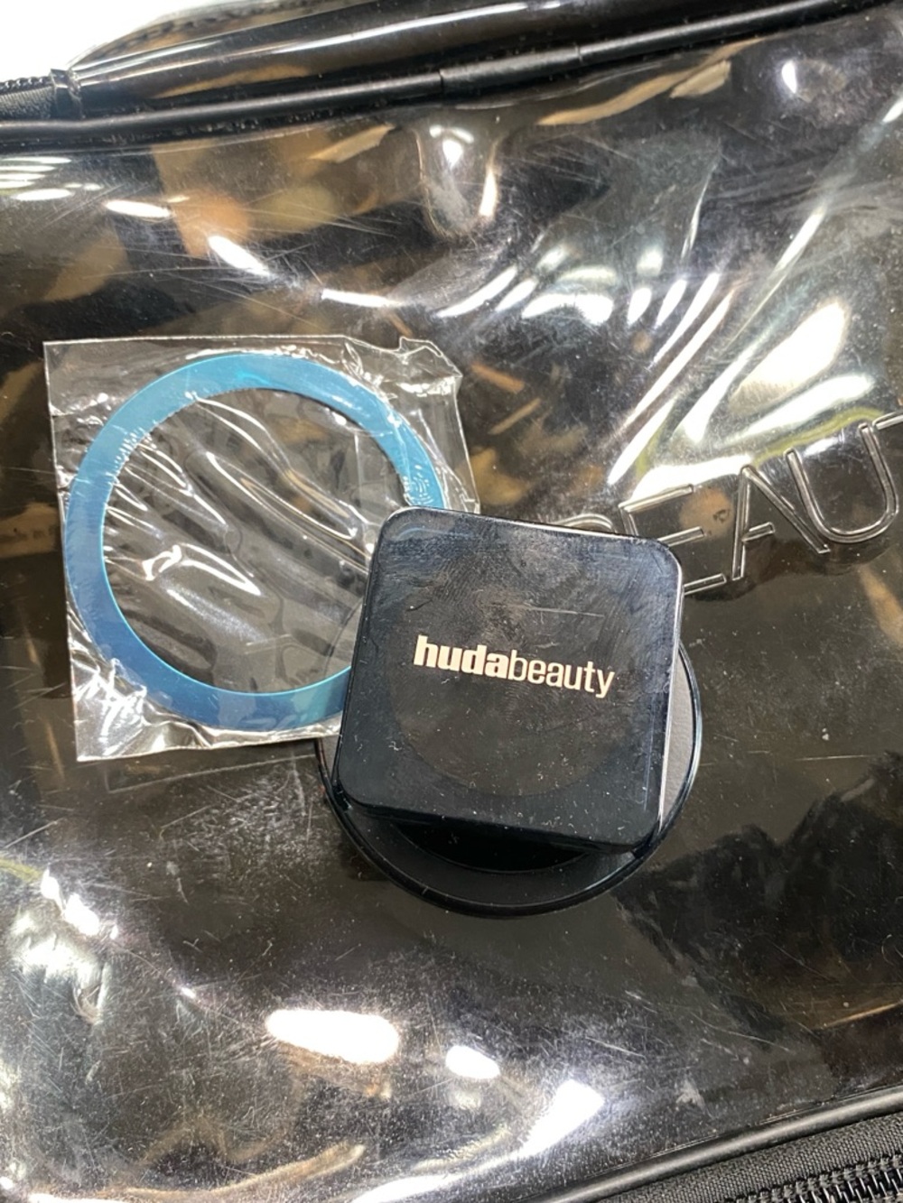 HUDA BEAUTY Clear Black Cosmetic Travel Case and pop socket pressed powder - Picture 3 of 4